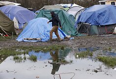 Migrantai iš žymiųjų „džiunglių“ stovyklavietės perkeliami į naujus konteinerius