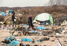 Migrantai iš žymiųjų „džiunglių“ stovyklavietės perkeliami į naujus konteinerius