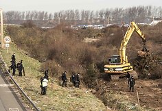 Migrantai iš žymiųjų „džiunglių“ stovyklavietės perkeliami į naujus konteinerius