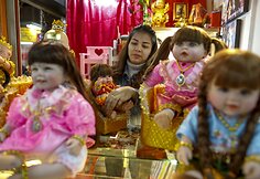 Užkalbėtos tailandiečių lėlės &ndash; vaikai-angelai &ndash; tikima atne&scaron;a laimę ir turtus