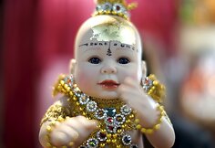 Užkalbėtos tailandiečių lėlės &ndash; vaikai-angelai &ndash; tikima atne&scaron;a laimę ir turtus