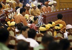 Mianmaro parlamente darbą pradeda Aung San Suu Kyi partija