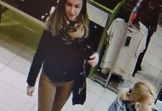 Dėl pavogtų megztinių ieškomos merginos