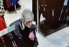 Dėl pavogtų megztinių ieškomos merginos