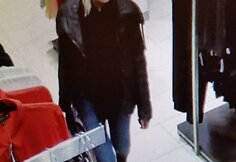Dėl pavogtų megztinių ieškomos merginos