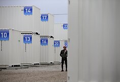 Dalis migrantų prie Kalė perkelti į jūrinius konteinerius