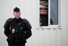 Dalis migrantų prie Kalė perkelti į jūrinius konteinerius