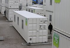 Dalis migrantų prie Kalė perkelti į jūrinius konteinerius