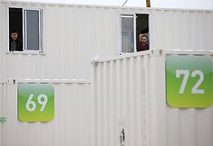 Dalis migrantų prie Kalė perkelti į jūrinius konteinerius