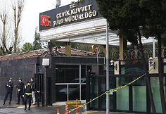 Stambule dvi užpuolikės atakavo policijos būstinę