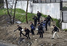 Stambule dvi užpuolikės atakavo policijos būstinę