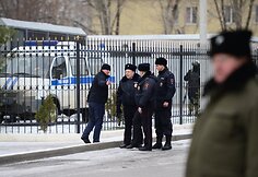 Policininkai patruliuoja prie Donecko teismo rūmų, kuriuose bus paskelbtas nuosprendis Nadijai Savčenko 