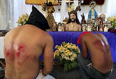 Filipinuose tikintieji kra&scaron;tutinėmis priemonėmis atkartoja Kristaus nukryžiavimą