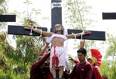 Filipinuose tikintieji kra&scaron;tutinėmis priemonėmis atkartoja Kristaus nukryžiavimą