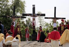 Filipinuose tikintieji kra&scaron;tutinėmis priemonėmis atkartoja Kristaus nukryžiavimą