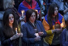 Armėnijoje į demonstraciją dėl neramumų Kalnų Karabache susirinko tūkstančiai