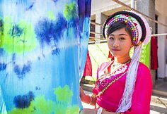 Kinijoje itin kruop&scaron;čiai batikos būdu marginami audiniai