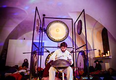 Tomas groja Lietuvoje labai neįprastu instrumentu