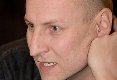Pjesės &bdquo;Laukinė moteris&ldquo; autorius Sigitas Parulskis repeticijos metu prie&scaron; premjerą 2006 gegužė