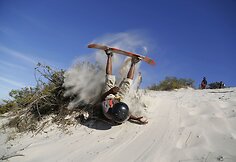Berniukai i&scaron; neturtingų &scaron;eimų laisvalaikiu snieglentėmis čiuožia nuo smėlio kopų Pietų Afrikos Respublikoje