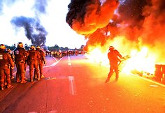 Prancūzijos policija susirėmė su degalų saugyklą blokuojančiais protestuotojais