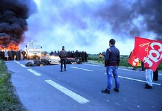 Prancūzijos policija susirėmė su degalų saugyklą blokuojančiais protestuotojais