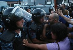 Jerevane tęsiantis įkaitų krizei protestuotojai susirėmė su policija