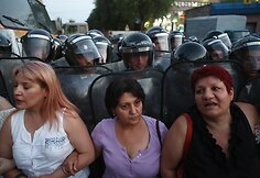 Jerevane tęsiantis įkaitų krizei protestuotojai susirėmė su policija