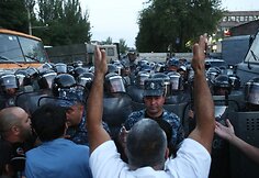Jerevane tęsiantis įkaitų krizei protestuotojai susirėmė su policija