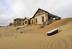 Smėlio užpustytas apleistas kalnakasių miestelis Namibijoje