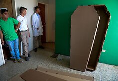 Venesueloje, stingant pinigų, artimieji laidojami karstuose i&scaron; medžio drožlių plok&scaron;čių ar net kartono