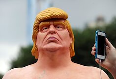 Nuogo Donaldo Trumpo skulptūra Niujorke