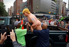 Nuogo Donaldo Trumpo skulptūra Niujorke