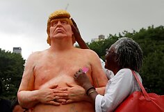 Nuogo Donaldo Trumpo skulptūra Niujorke