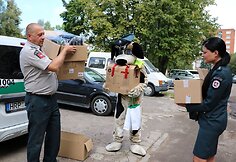 Kauno policijos pareigūnai padovanojo mokyklinių reikmenų daugiavaikei &scaron;eimai