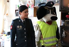 Kauno policijos pareigūnai padovanojo mokyklinių reikmenų daugiavaikei &scaron;eimai
