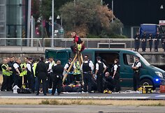 Judėjimo &bdquo;Black Lives Matter&ldquo; protestuotojai blokavo Londono oro uostą