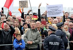 Vokietijos kanclerė per &scaron;alies suvienijimo metinių minėjimą Dresdene pasitikta protestuotojų užgaulėmis