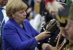 Vokietijos kanclerė per &scaron;alies suvienijimo metinių minėjimą Dresdene pasitikta protestuotojų užgaulėmis