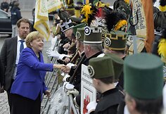 Vokietijos kanclerė per &scaron;alies suvienijimo metinių minėjimą Dresdene pasitikta protestuotojų užgaulėmis