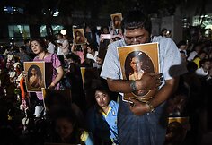 Tailandiečiai gedi po ilgos ligos mirusio mylimo monarcho Bhumibolo Adulyadejo