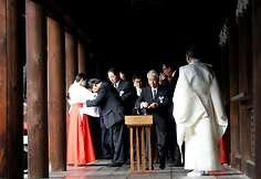 Japonijos įstatymų leidėjai prie&scaron;taringai vertinamoje karo &scaron;ventykloje