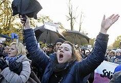 Per Lenkiją ritasi nauja protestų banga dėl planų suvaržyti moterų teisę nutraukti nė&scaron;tumą