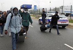 Ruo&scaron;iamasi evakuoti migrantų neteisėtą stovyklą &scaron;iauriniame Kalė uostamiestyje