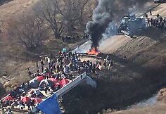 &Scaron;iaurės Dakotoje policija i&scaron;stūmė dėl naftotiekio protestuojančius žmones i&scaron; privačios žemės