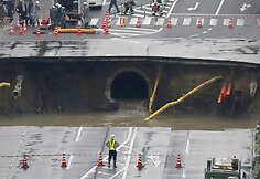 Japonijoje didžiulė įgriuva prarijo miesto gatvę