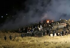 &Scaron;iaurės Dakotoje, spaudžiant &scaron;alčiui, protestuotojai vaikyti vandens patrankomis