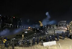 &Scaron;iaurės Dakotoje, spaudžiant &scaron;alčiui, protestuotojai vaikyti vandens patrankomis