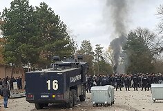 Bulgarijos pabėgėlių stovykloje migrantai susirėmė su policija