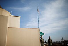 Vaikai veržiasi į Korėjos demilitarizuotoje zonoje veikiančią mokyklą mokytis anglų kalbos